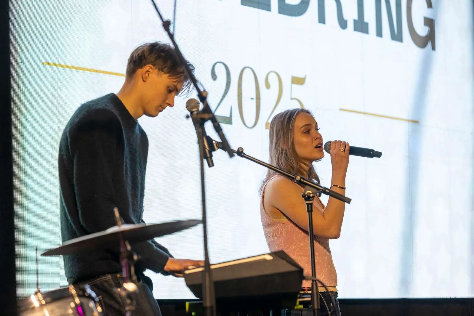 Axel optræder live